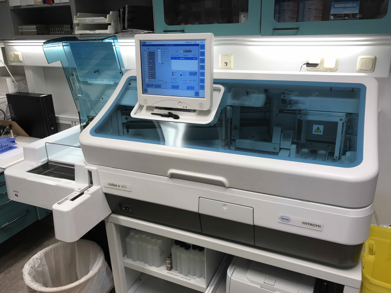 Roche Cobas E411 Immunology Analyzer